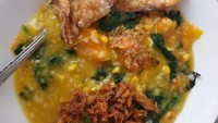 Pemakaian labu kuning yang banyak bikin bubur adi lembut, kuning dan legit. Apalagi ditambah ikan asin jambrong. Foto : Instagram @triasihistiani