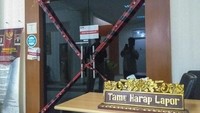 Wartawan mengambil gambar pintu samping ruangan kantor sementara Bupati Kabupaten Muara Enim, Sumatera Selatan yang disegel Komisi Pemberantasan Korupsi (KPK) di gedung Bappeda Muara Enim, Sumatera Selatan, Selasa (3/9/2019) dini hari. ANTARA FOTO/Azwar Anas.