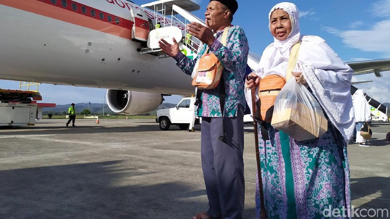 Sebanyak 392 jemaah haji kloter 1 embarkasi Aceh tiba di Tanah Rencong. Sebanyak 392 jemaah haji kloter 1 embarkasi Aceh tiba di Tanah Rencong.