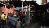 Warga yang tinggal di perkampungan tidak terganggu dengan adanya tumpukan sampah. Mereka tetap beraktivitas seperti biasa.
