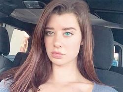 Dua Warna Bola Mata Model Cantik Bikin Netizen Kagum