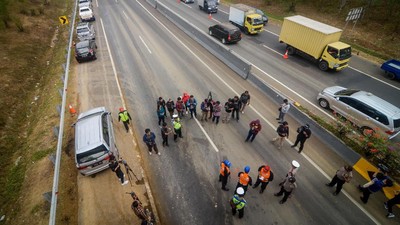 Suasana Olah TKP Pascatabrakan Beruntun di Tol Cipularang