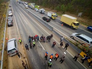 Suasana Olah TKP Pascatabrakan Beruntun di Tol Cipularang