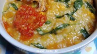 Kekentalan tinotuan juga disebabkan karena memakai daun lelem. Smabal rawit atau cabai merah membuat bubur jadi gurih pedas. Nyam! Foto : Instagram @dapurkeke12