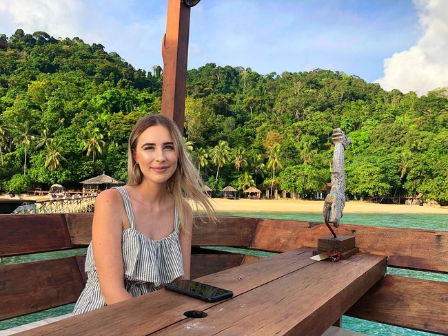 Sudah kenal dengan Jenna Vivian? Wanita cantik ini menjadi WAGs (wives and girlfriends) seorang pesepakbola di Timnas Malaysia, Matthew Davies. Foto: Instagram @jennavivian_