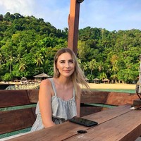 Sudah kenal dengan Jenna Vivian? Wanita cantik ini menjadi WAGs (wives and girlfriends) seorang pesepakbola di Timnas Malaysia, Matthew Davies. Foto: Instagram @jennavivian_