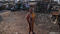Warga beraktivitas di Kampung Bengek yang dikepung oleh lautan sampah.