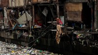 Kaitan antara kemiskinan dan sampah plastik pun semakin nyata terlihat dengan kenyataan, rendahnya pendapatan yang dihasilkan warga kurang mampu membuat mereka cenderung lebih banyak membeli kebutuhan hidup dalam bentuk sachet, seperti sabun mandi sachet, sabun cuci sachet, hingga bahan makanan dalam bentuk ekonomis tersebut.