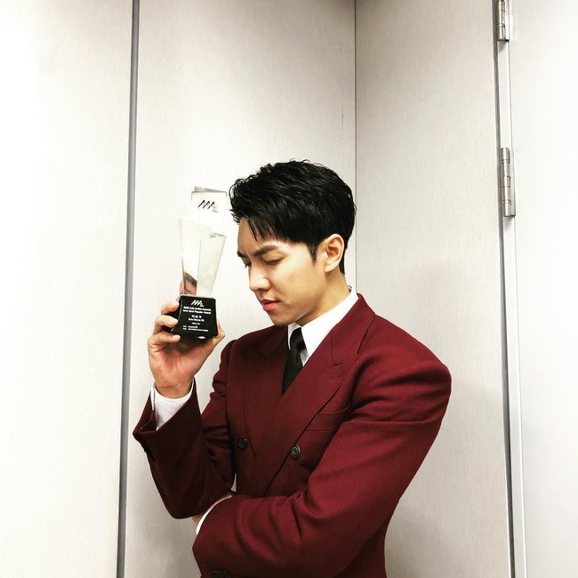 Apalagi ketika tampil dengan setelan jas seperti dalam foto ini. Foto: Instagram @leeseunggi.official