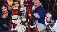Birthday Dinner 🎂🍴, tulis wanita yang hobi diving ini di keterangan foto. Semuanya kelihatan happy saat merayakan ulang tahun Medina. Foto: Instagram medinamoesa