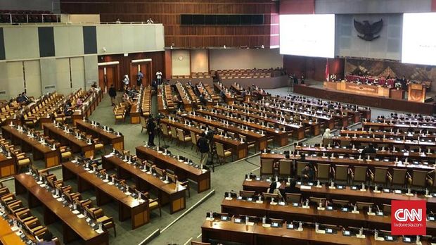 Rapat paripurna DPR, yang diikurti semua fraksi, mengesahkan usulan revisi UU KPK.