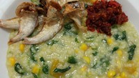 Ciri khas bubur Manado memakai banyak cayuran yang biasa diambil dair kebun. Kangkung, labu, lemangi, jagung dan daun lelem. Pastinya kaya nutrisi. Foto : Instagram @ maktiendailyfood