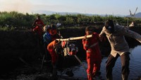 Kepala Operasi Manggala Agni Daerah Operasi Sulawesi Tenggara Yanuar F Kusuma mengatakan, memasuki hari kedelapan kebakaran, luas lahan gambut yang terbakar telah bertambah menjadi 215 hektare akibat tiupan angin, jauhnya sumber air untuk pemadaman dan vegetasi yang mudah terbakar. ANTARA FOTO/Jojon.