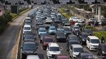 Antrean Panjang Kendaraan Masih Terlihat di Jalan Sudirman