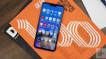 LG V50 ThinQ 5G, menawarkan fungsionalitas dan rasa ponsel lipat. Adapun harga yang ditawarkan mulai dari 1.199.000 won atau sekitar Rp 14,6 juta untuk varian RAM 6 GB dan kapasitas penyimpanan 128 GB.Foto: Digital Trends