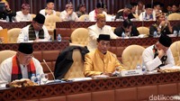 Bagaimana menurut pendapat Anda soal raker DPR menggunakan pakaian adat?