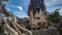 Ini adalah kamar dengan tema kehidupan bawah laut. Ada kerang, lumba-lumba dan beberapa hewan laut lainnya.(Crazy House)