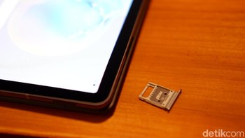 Tersedia slot Nano SIM yang mendukung koneksi LTE. Foto: Adi Fida Rahman/detikINET