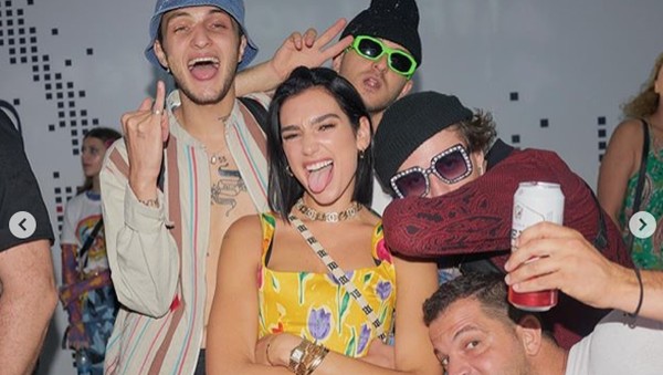 Pose Dua Lipa Melet Bareng Anwar Hadid
