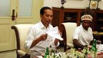 Momen Jokowi Makan Siang Bareng Warga Papua