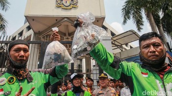 Penampakan uang receh yang dikumpulkan para driver Gojek.