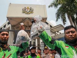 Massa Driver Gojek Demo di Depan Kedubes Malaysia