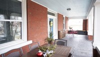 Tak ada yang aneh dari tampilan The Hobo Hill House. Hanya saja, rumah ini usianya sudah 100 tahun lebih dan kabarnya banyak dihuni hantu (Airbnb)