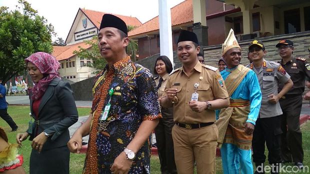 Bupati dan Pejabat Pemkab Rembang joget bareng warga dari Papua.