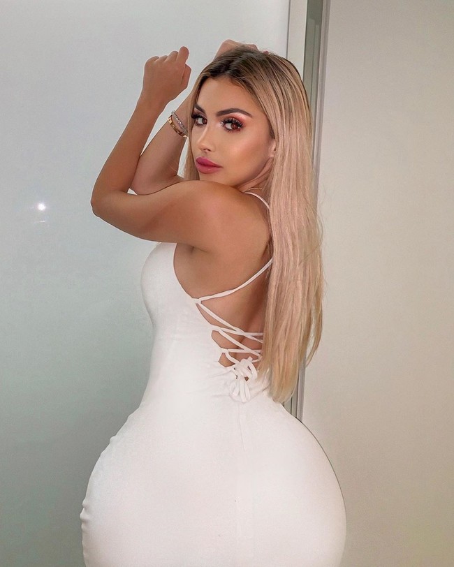 Jujur, aku tidak membayangkan bahwa uang yang dihasilkan dari Instagram sangat banyak sampai aku merasakannya sendiri. Aku memutuskan untuk menjadikan penghasilanku tiga kali lipat di media sosial dibandingkan gajiku sebagai wartawan. Hal ini juga sangat menyenangkan karena pintu kesempatan jadi lebih terbuka masuk ke dunia entertainment, ungkap Alexa, seperti dikutip The Sun.  Foto: Instagram @alexadellanos