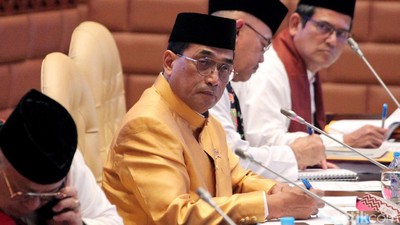 Raket dengan Komisi V, Menhub Kenakan Pakaian Adat Riau