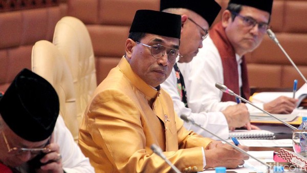 Raket dengan Komisi V, Menhub Kenakan Pakaian Adat Riau