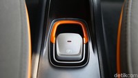 Semua varian mobil juga ada sensor parkir dan sistem pendeteksi pejalan kaki ala mobil mewah.