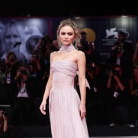 Turut hadir di premiere tersebut, aktor Timothee Chalamet yang menjadi lawan main Lily di film The King. Sang aktor menunjukkan sisi modisnya dengan setelan bernuansa urban minimalis dari Haider Ackermann. Foto: Getty Images