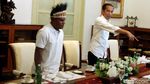 Momen Jokowi Makan Siang Bareng Warga Papua
