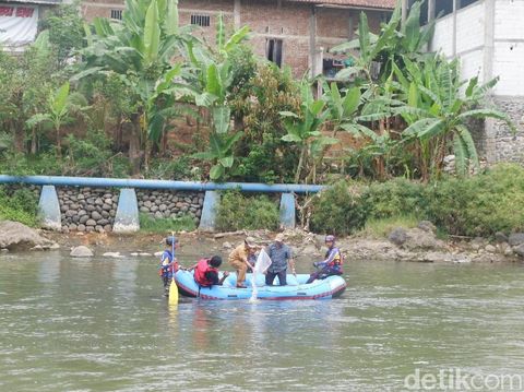 Warga Berebut 203 Ribu Benih Ikan di Sungai Serayu Banjarnegara