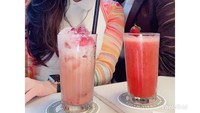 Jus strawberry dan jeruk jadi pilihan Medina kala hangout bareng temannya. Kelihatan segar ya? Foto: Instagram medinamoesa