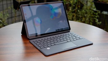 Galaxy Tab S6 sudah bisa dipesan seharga Rp 11,999 juta.Selama pre-order Samsung memberikan bonus cover keyboardFoto: Adi Fida Rahman/detikINET