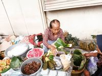 Mbah Satinem yang sajikan cenil dan lupis untuk Lee Seung Gi.