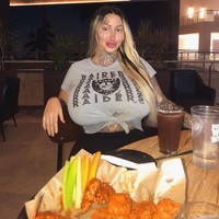 Seperti dilansir Metro, wanita asal Toronto, Kanada ini menjalani operasi plastik sejak ia berusia 14 tahun dan merasa kecanduan. Mary pun mengaku tidak pernah membayangkan akan mendapatkan banyak operasi plastik. Foto: Instagram