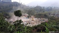 Warga sebelumnya menggelar aksi menolak pembongkaran bangunan. Bangunan yang dibongkar di lintasan Puncak ini posisinya dekat Masjid Attaawun.