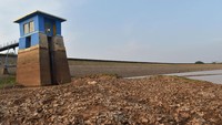 Begitu juga dengan Kondisi Waduk Dawuhan yang volume airnya terus menyusut di Kabupaten Madiun, Jawa Timur, Selasa (3/9/2019). Foto: ANTARA FOTO/Siswowidodo