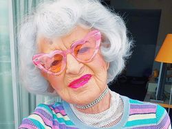 Nenek Super Gaul di Instagram, Usianya Sudah 92 Tahun Lho!