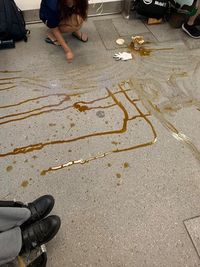 Bantu Bersihkan Tumpahan Kopi di Kereta, Dua Pekerja Bangunan Banjir Pujian