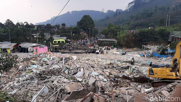  Satpol PP Bongkar Bangunan Liar di Puncak