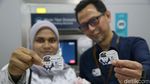 Dirut MRT Bagi-bagi Pin di hari Pelanggan Nasional