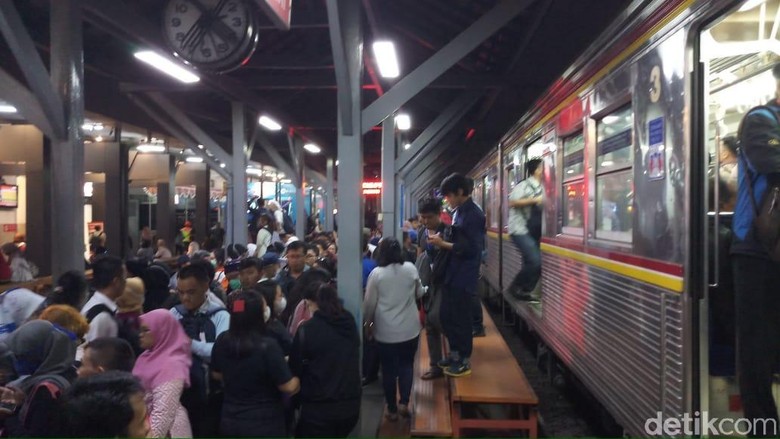 Sempat Terganggu Akibat Tawuran, Perjalanan KRL Berangsur Normal Sempat Terganggu Akibat Tawuran, Perjalanan KRL Berangsur Normal