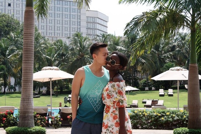 Sang ayah mengungkapkan bahwa Tan dapat melakukan apapun yang ia inginkan. Hanya saja dia tidak akan memberikan restu dan mungkin tidak akan menghadiri pernikahan putranya jika Tan tetap memilih menikahi Edna. Sejak saat itu, Tan mulai menyusun rencana agar orangtuanya memberikan restu. Ia mulai membawa Edna pulang untuk bertemu dengan orangtuanya sesekali. Foto: Facebook Edna Sophia