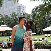 Sang ayah mengungkapkan bahwa Tan dapat melakukan apapun yang ia inginkan. Hanya saja dia tidak akan memberikan restu dan mungkin tidak akan menghadiri pernikahan putranya jika Tan tetap memilih menikahi Edna. Sejak saat itu, Tan mulai menyusun rencana agar orangtuanya memberikan restu. Ia mulai membawa Edna pulang untuk bertemu dengan orangtuanya sesekali. Foto: Facebook Edna Sophia