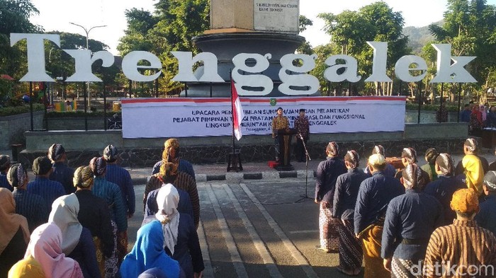 Bupati Trenggalek Mochammad Nur Arifin mutasi 204 pejabat di lingkup pemkab. Proses pelantikan dilaksanakan di jalan lingkar alun-alun dengan memakai busana tradisional Jawa.
