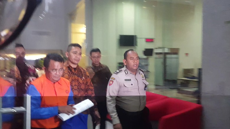 KPK Tahan 3 Tersangka Kasus Suap Bupati Bengkayang KPK Tahan 3 Tersangka Kasus Suap Bupati Bengkayang